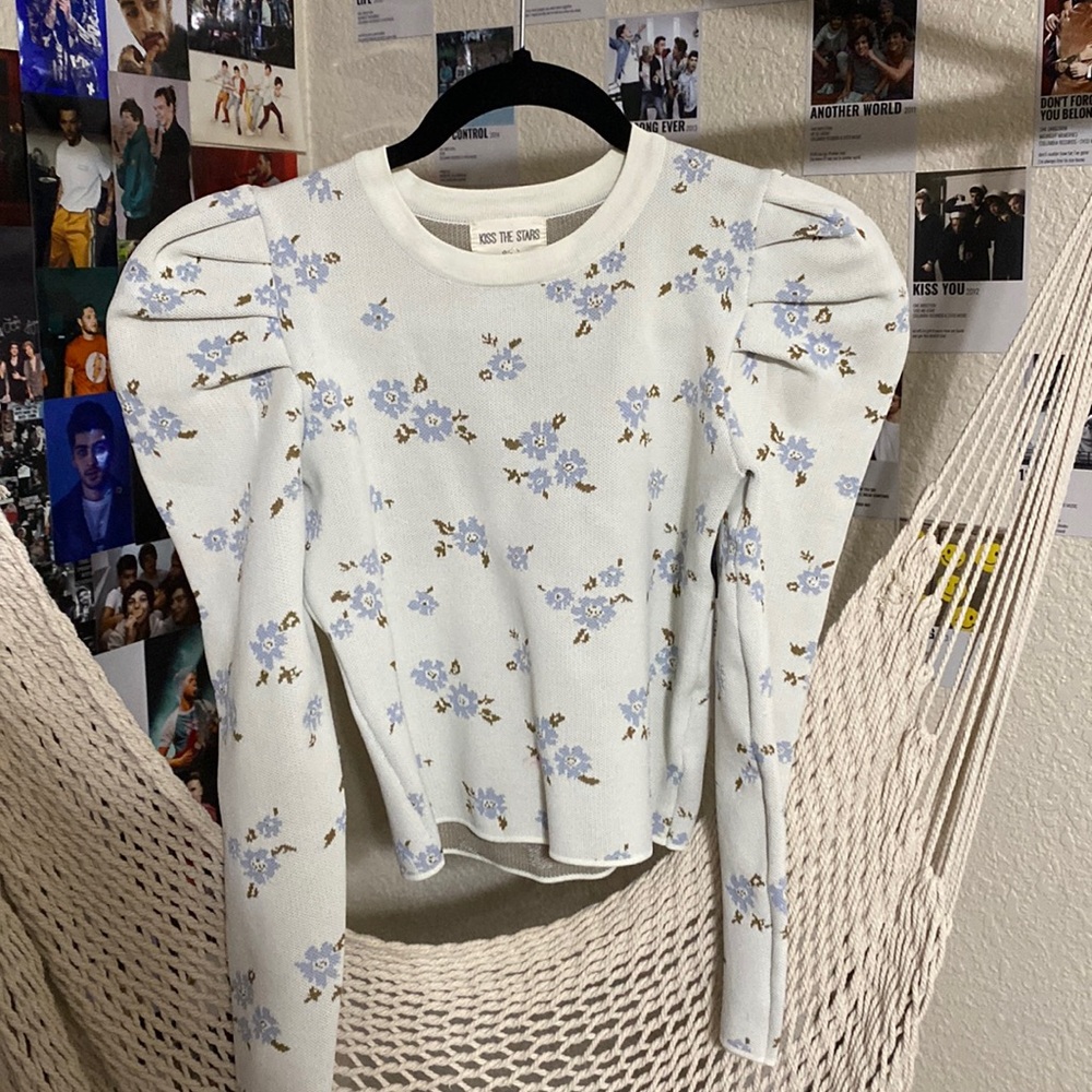 Long sleeve puffed sleeve shirt